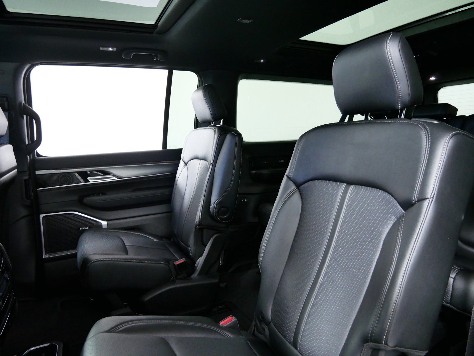 Thumbnail: 2024 Jeep Wagoneer - 29