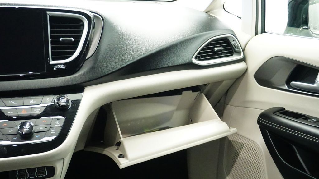 Thumbnail: 2024 Chrysler Pacifica - 18