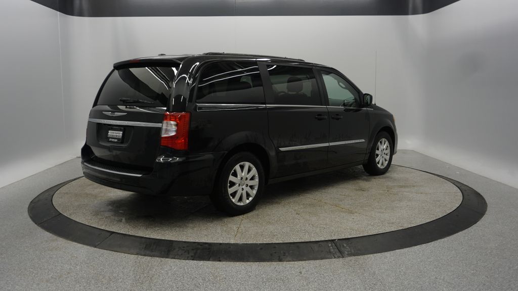 Thumbnail: 2014 Chrysler Town & Country - 10