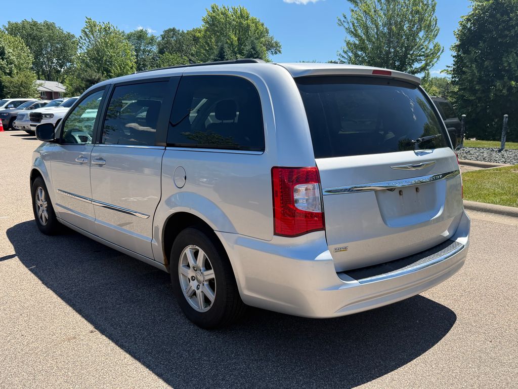 Thumbnail: 2012 Chrysler Town & Country - 9
