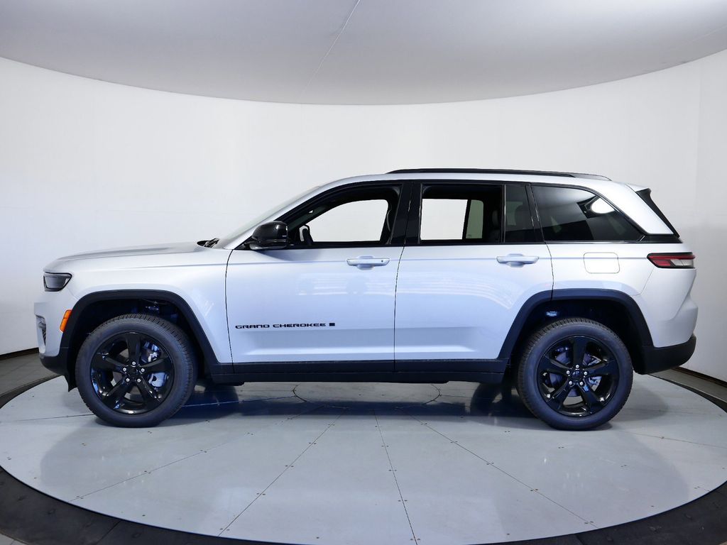 Thumbnail: 2025 Jeep Grand Cherokee - 17