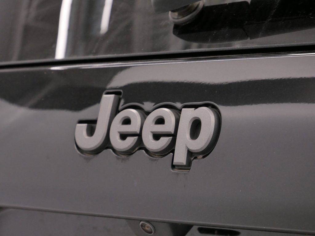 Thumbnail: 2022 Jeep Cherokee - 22