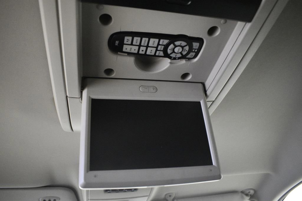 Thumbnail: 2014 Chrysler Town & Country - 25