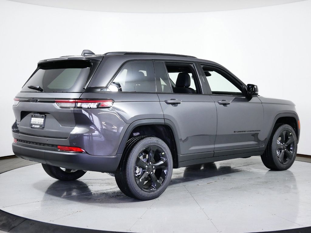 Thumbnail: 2024 Jeep Grand Cherokee - 10