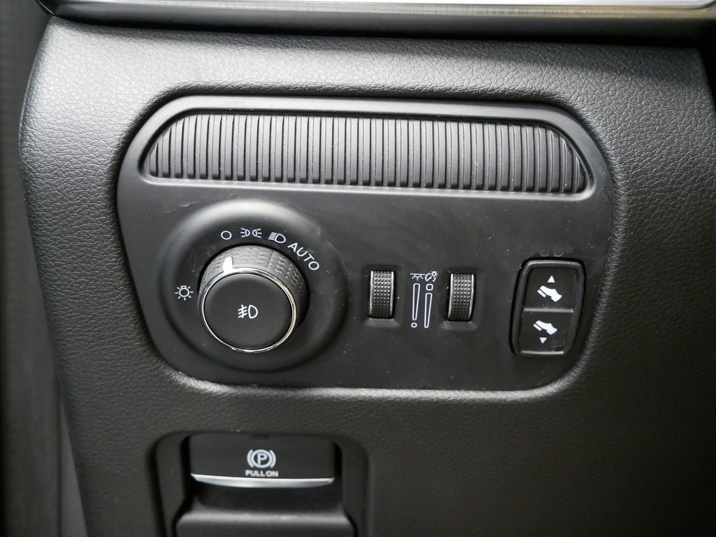 Thumbnail: 2023 Jeep Grand Wagoneer - 26