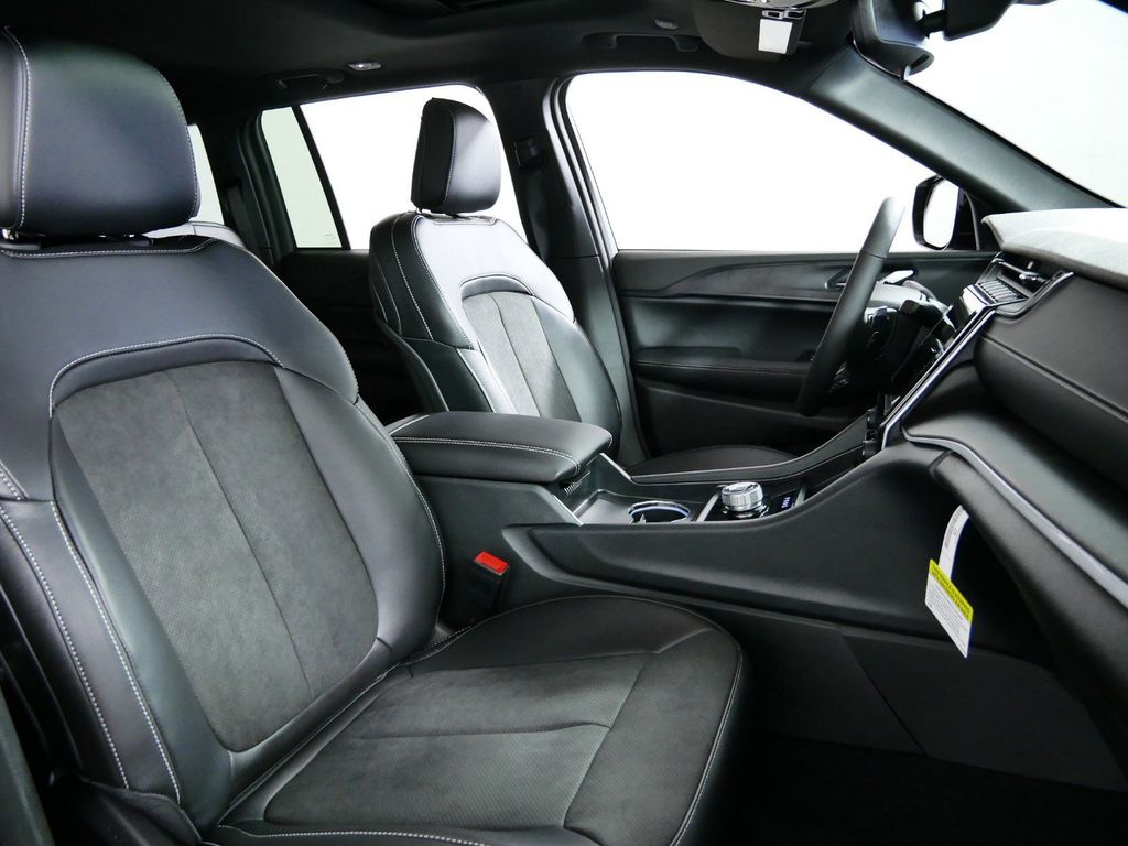 2024 Jeep Grand Cherokee Altitude 24