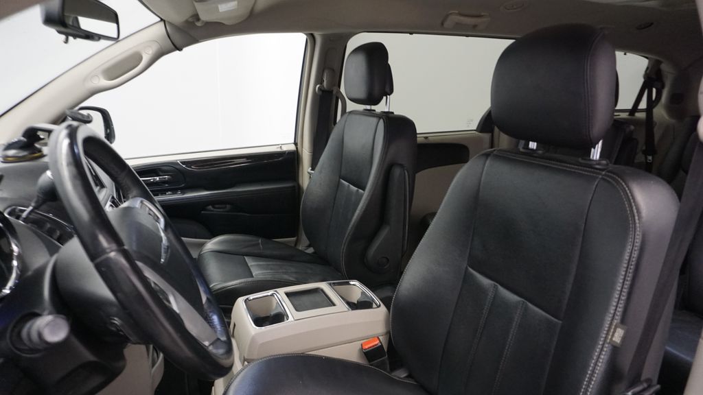 Thumbnail: 2014 Chrysler Town & Country - 29