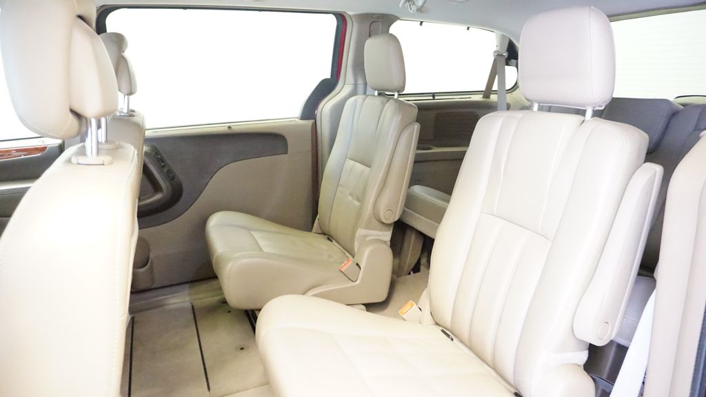 Thumbnail: 2013 Chrysler Town & Country - 18