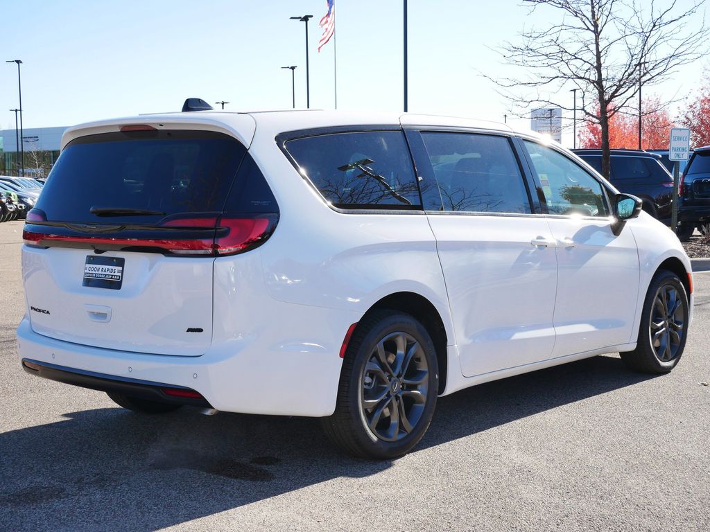 Thumbnail: 2026 Chrysler Pacifica - 10