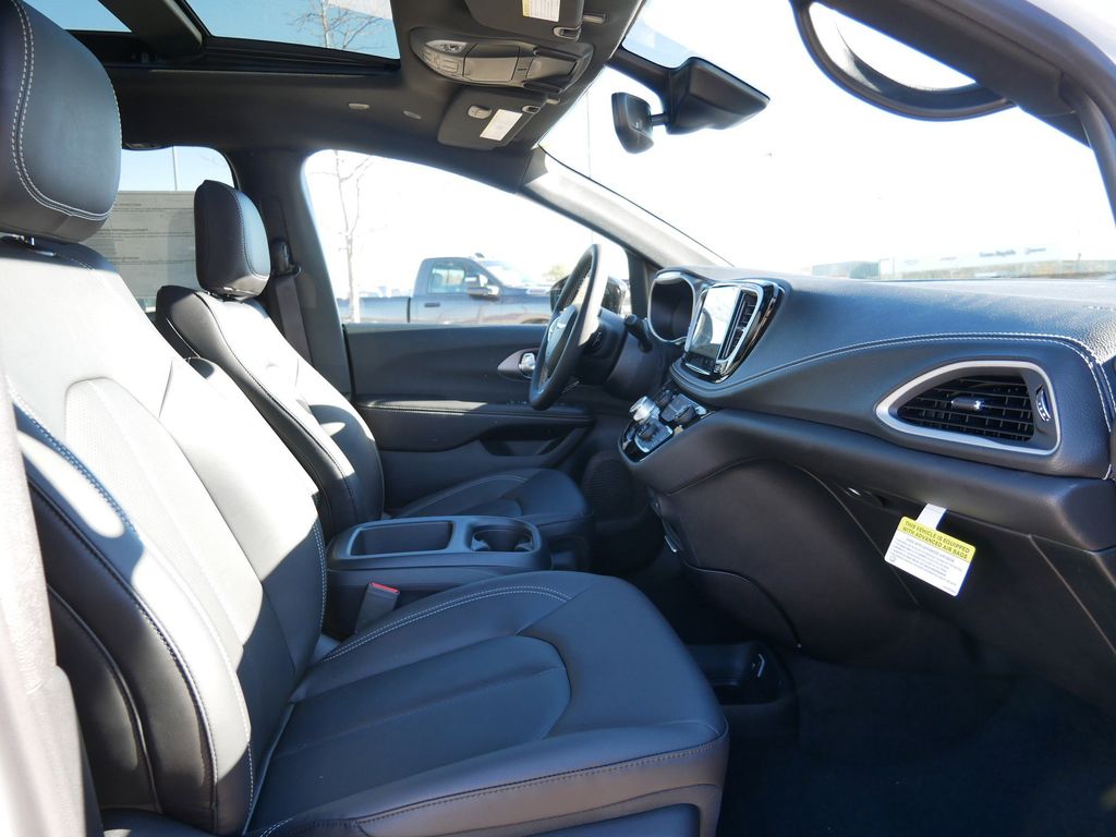 Thumbnail: 2026 Chrysler Pacifica - 22