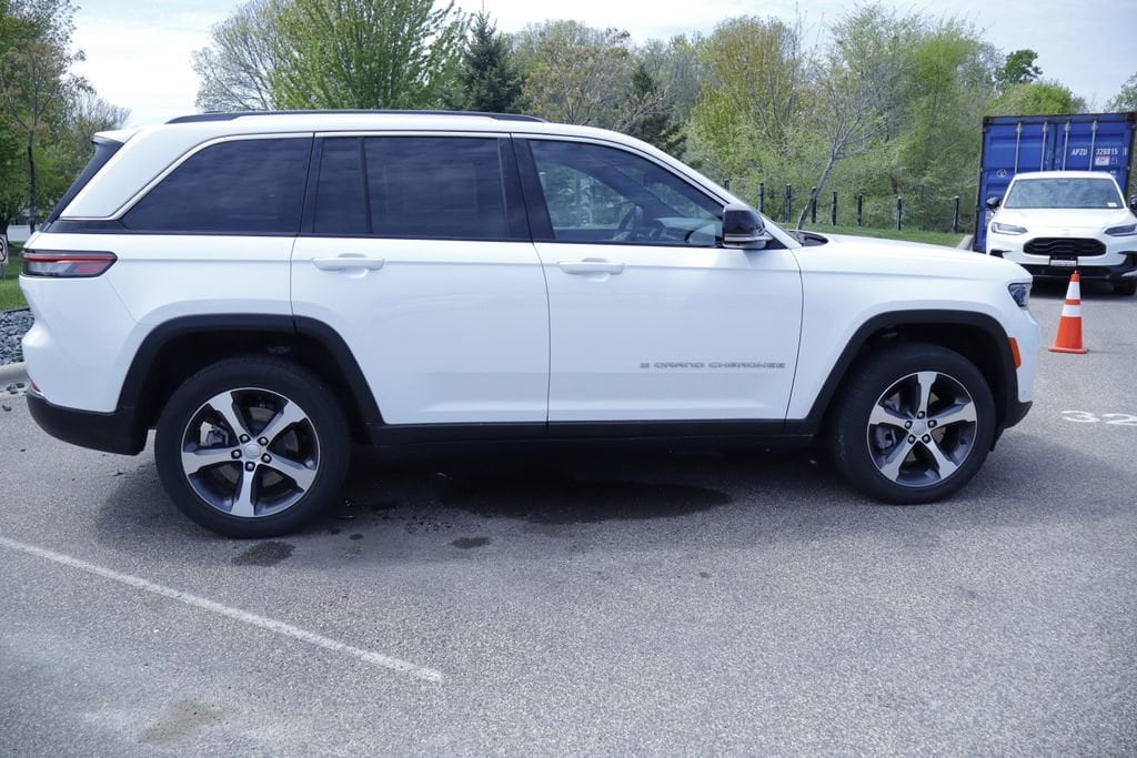 Thumbnail: 2023 Jeep Grand Cherokee - 8