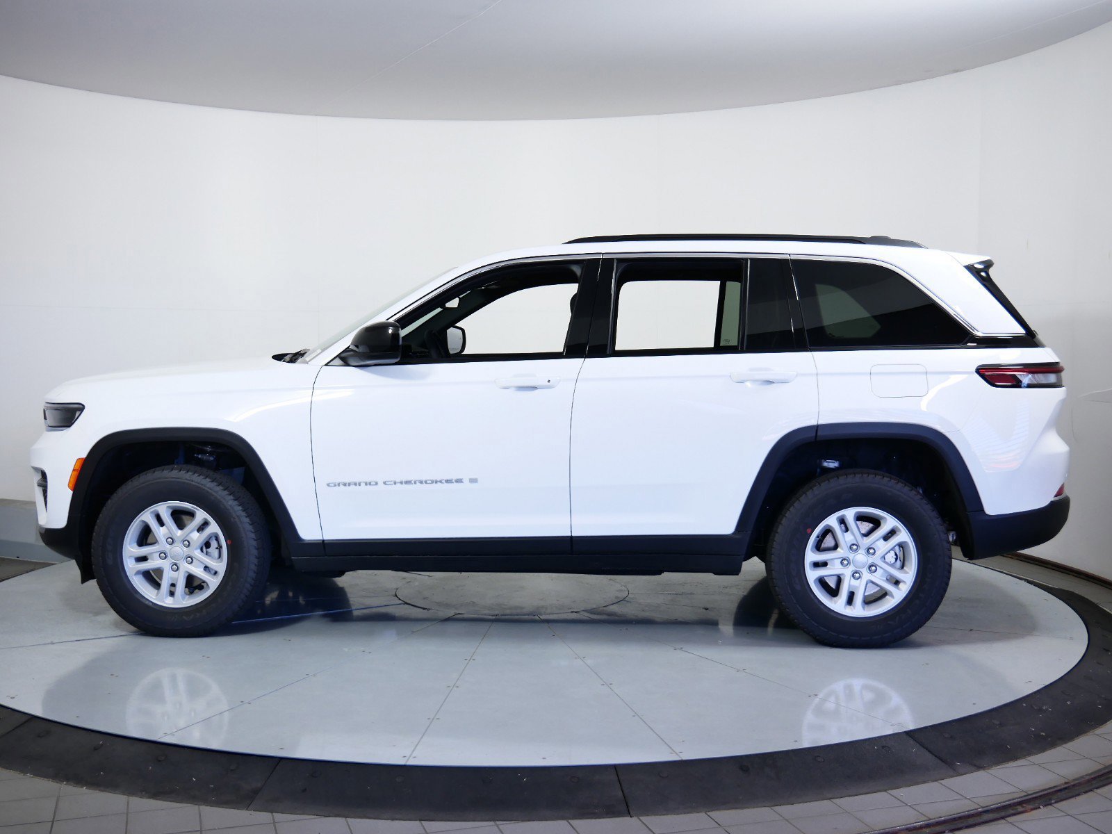 2024 Jeep Grand Cherokee Laredo 14