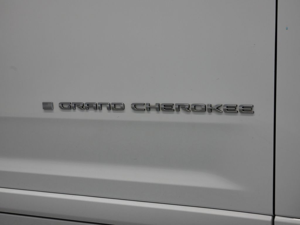 Thumbnail: 2022 Jeep Grand Cherokee - 17