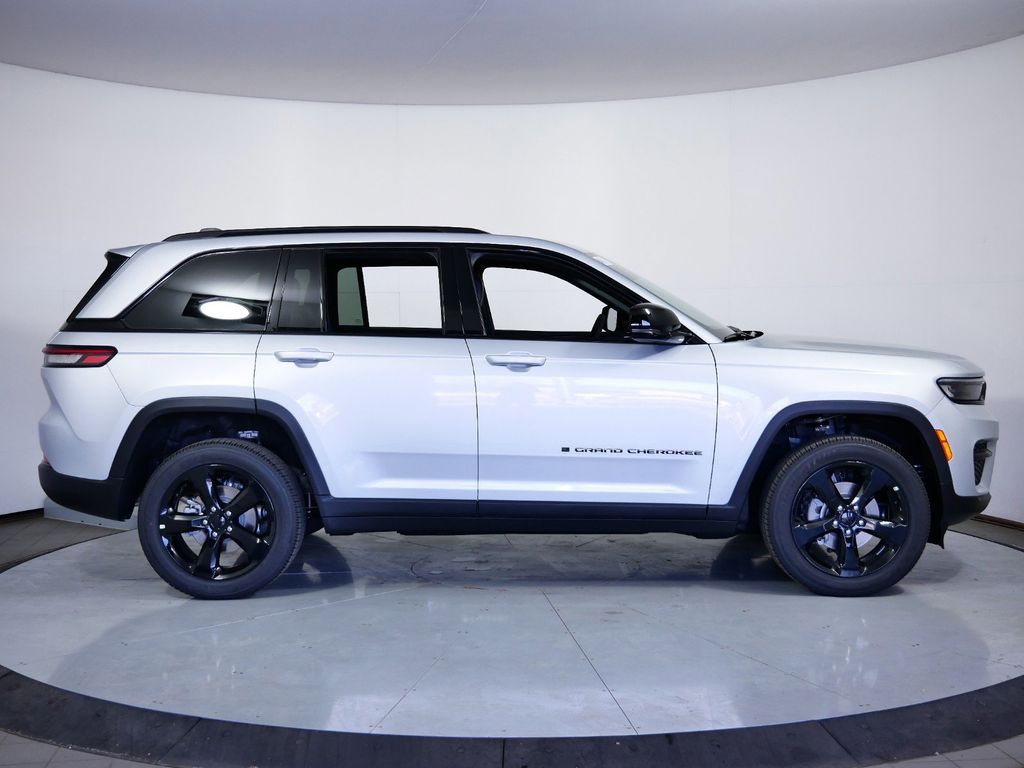 Thumbnail: 2024 Jeep Grand Cherokee - 9
