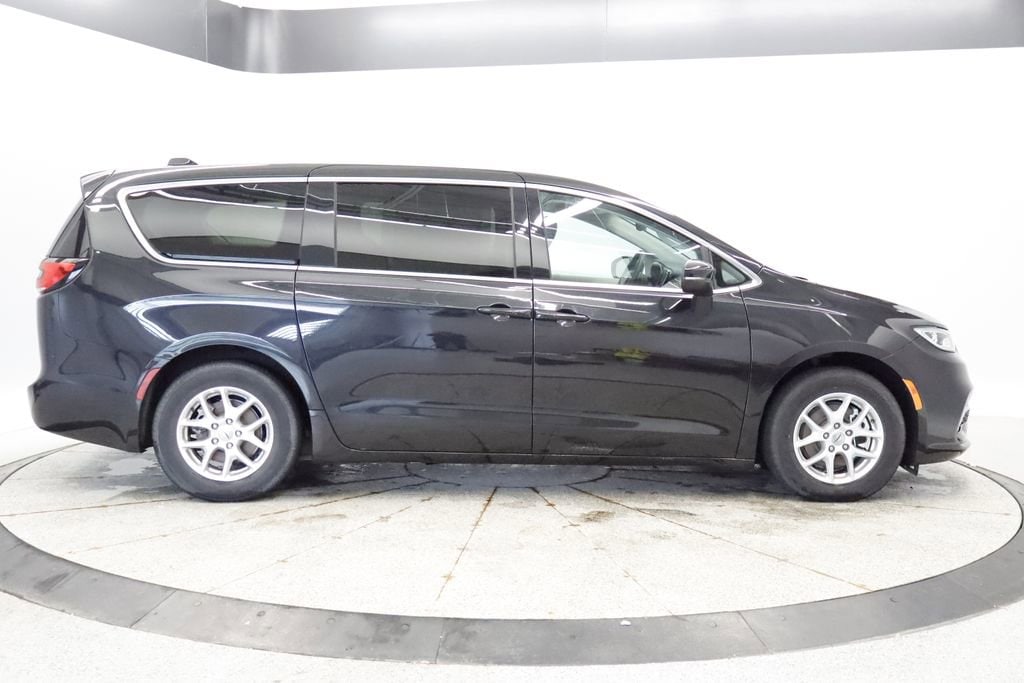 Thumbnail: 2023 Chrysler Pacifica - 8