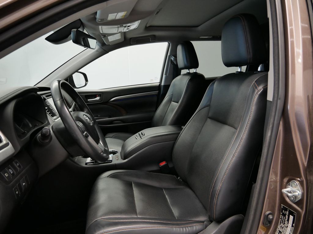 Thumbnail: 2017 Toyota Highlander - 21