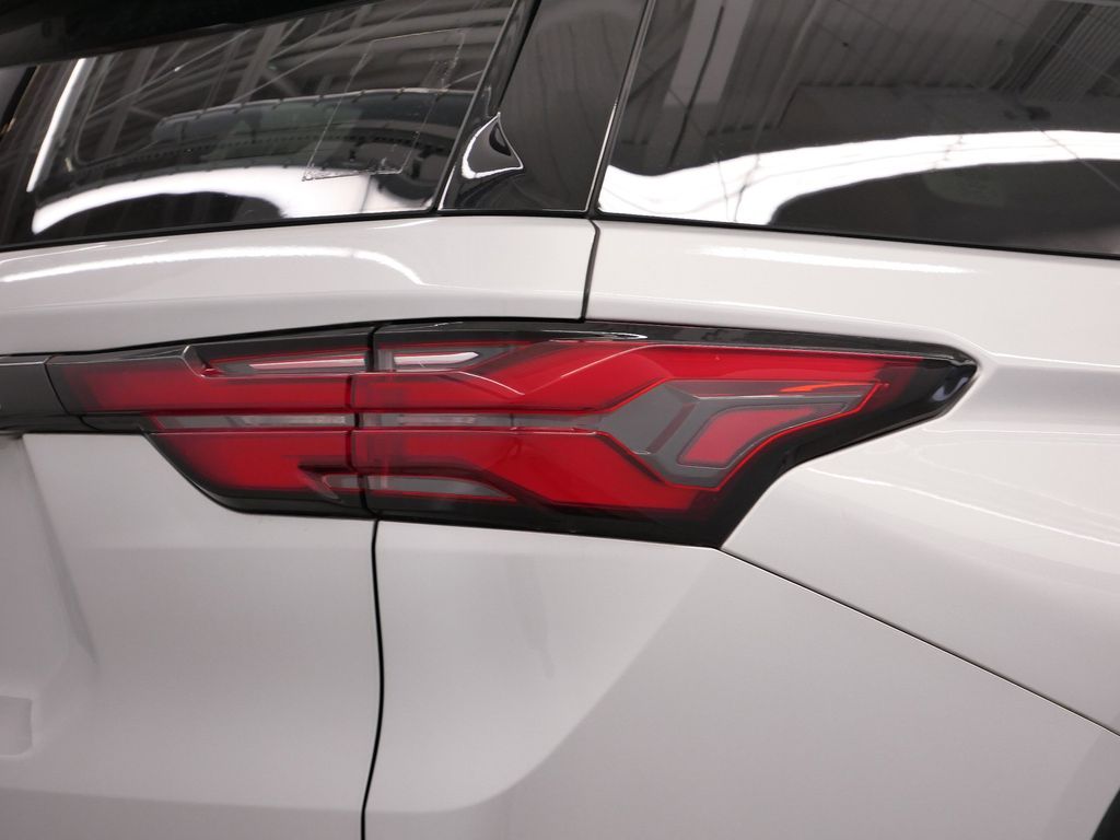 Thumbnail: 2022 Chevrolet Traverse - 20