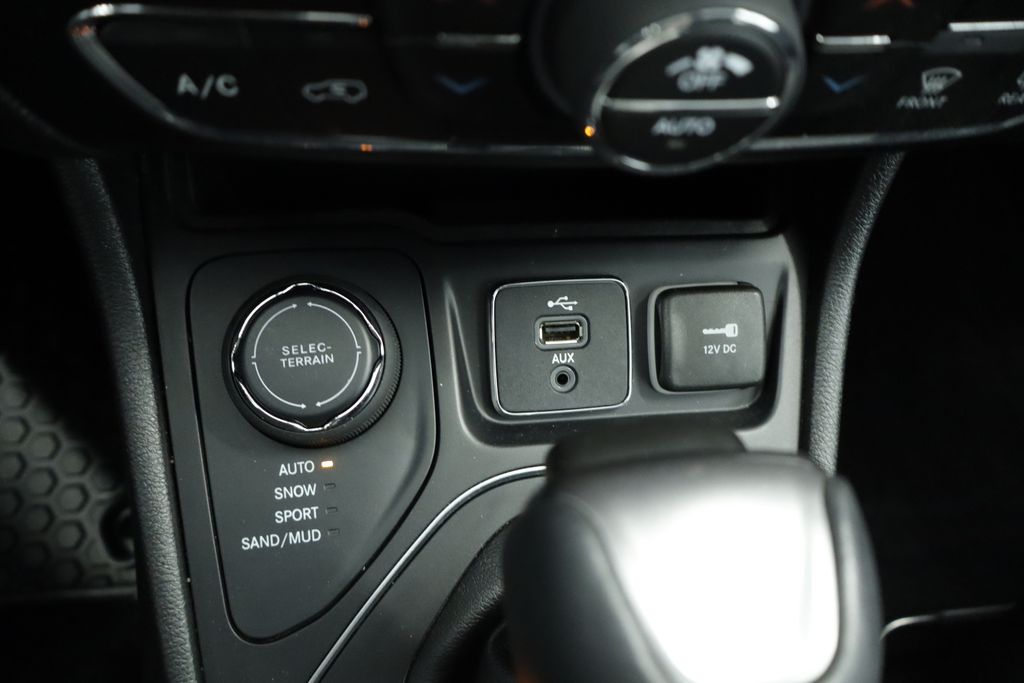 Thumbnail: 2019 Jeep Cherokee - 28