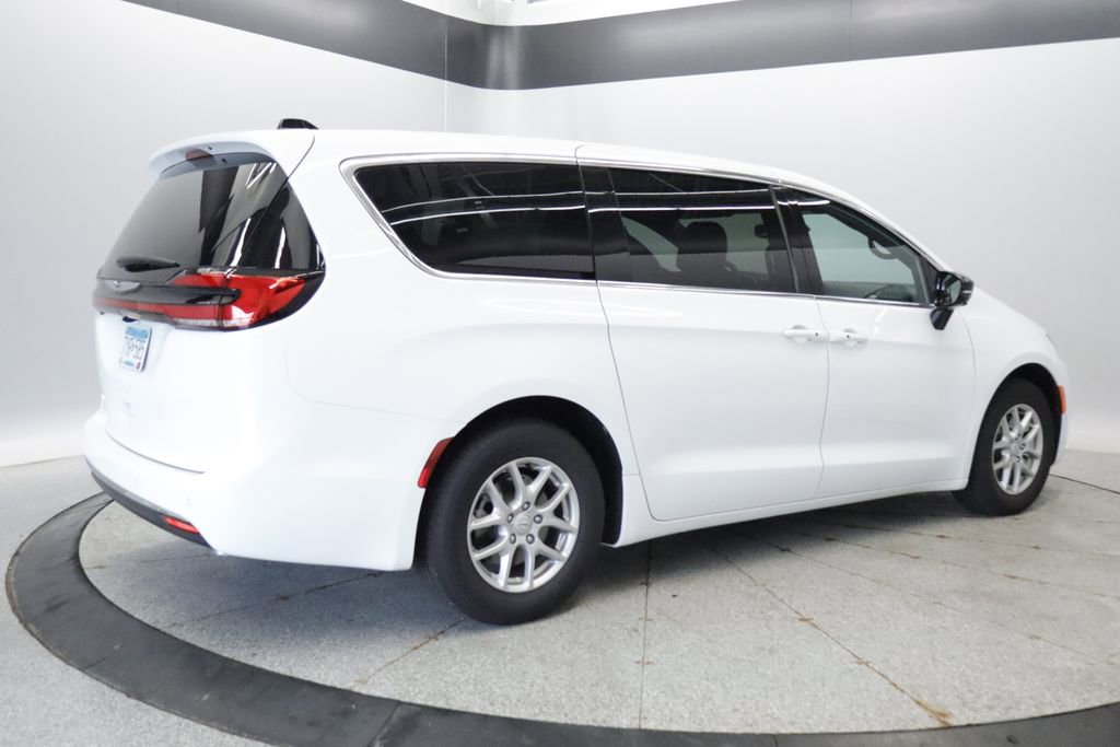 Thumbnail: 2026 Chrysler Pacifica - 6