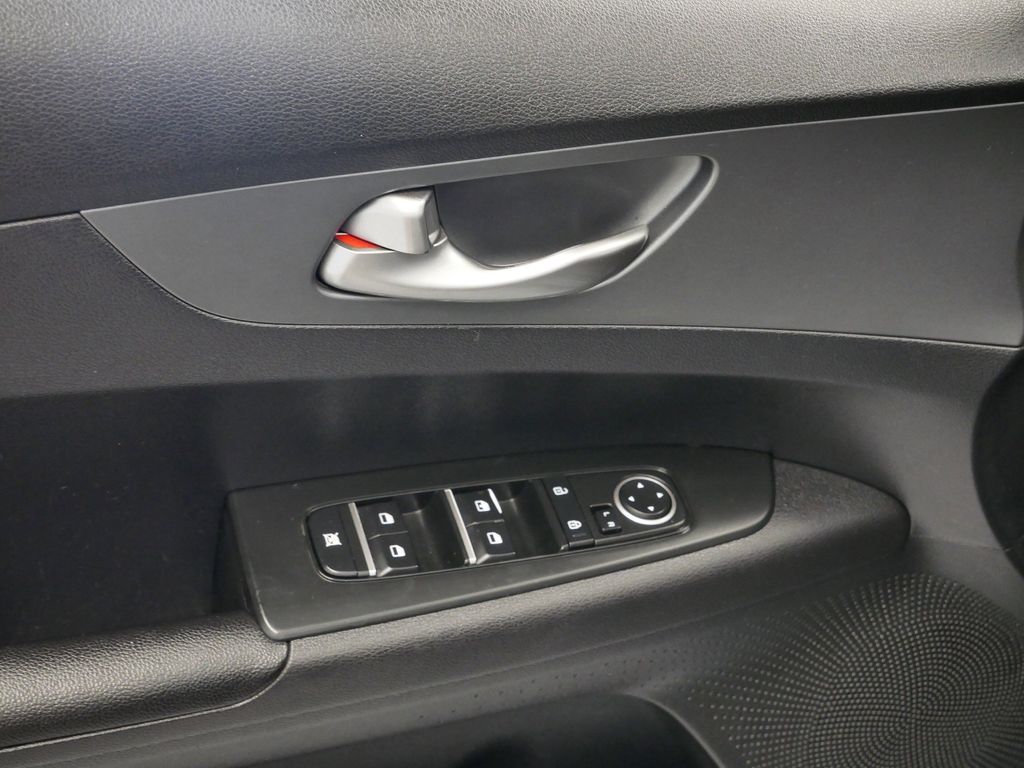 Thumbnail: 2021 Kia Forte - 6