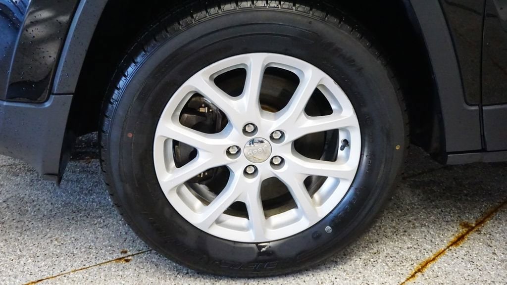 Thumbnail: 2017 Jeep Cherokee - 14