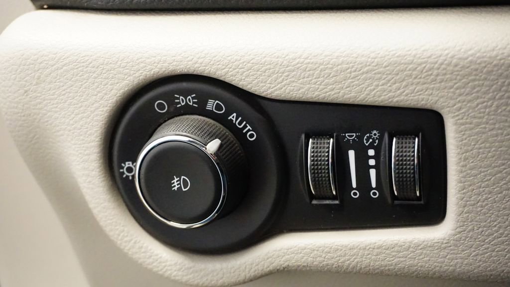 Thumbnail: 2023 Chrysler Pacifica - 24