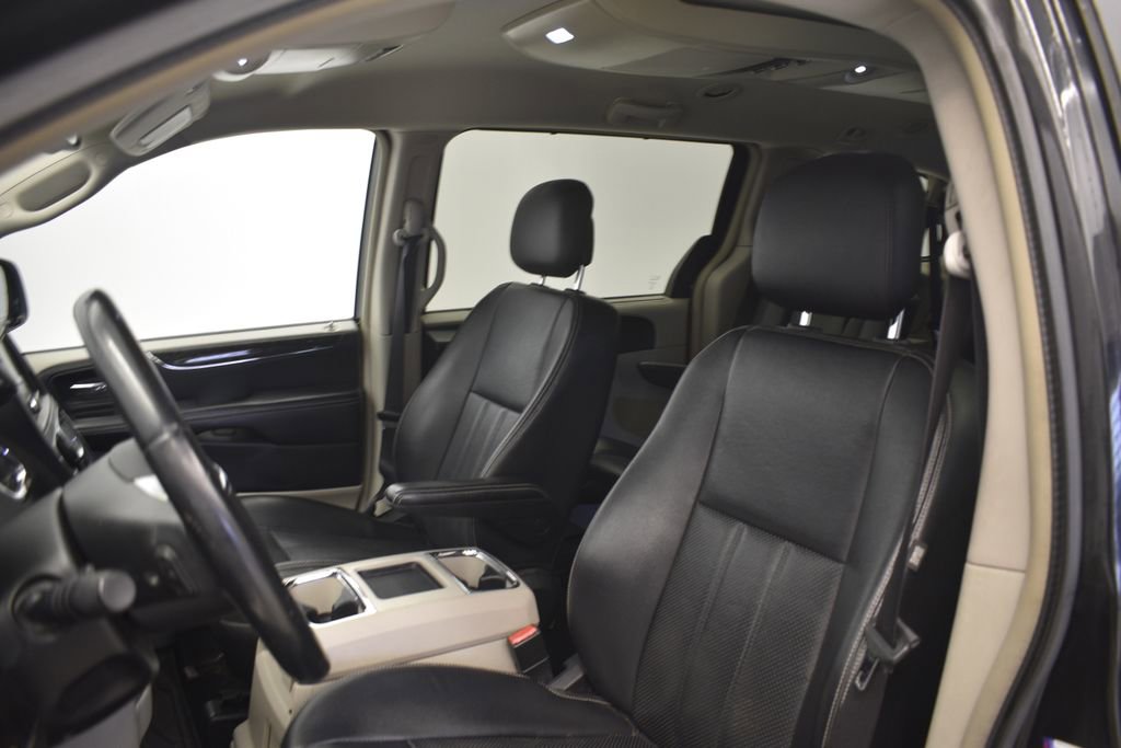 Thumbnail: 2014 Chrysler Town & Country - 29