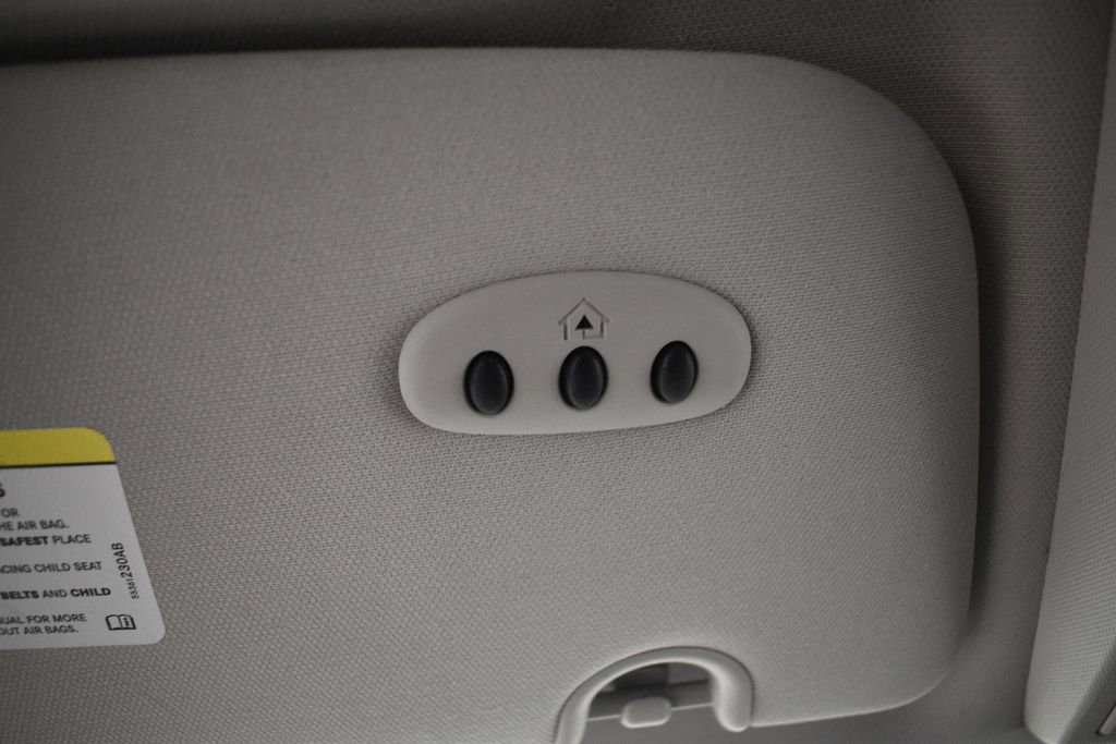 Thumbnail: 2014 Chrysler Town & Country - 36