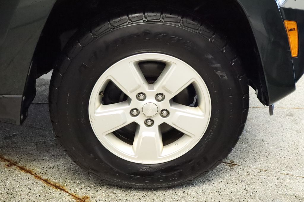 Thumbnail: 2012 Jeep Liberty - 12