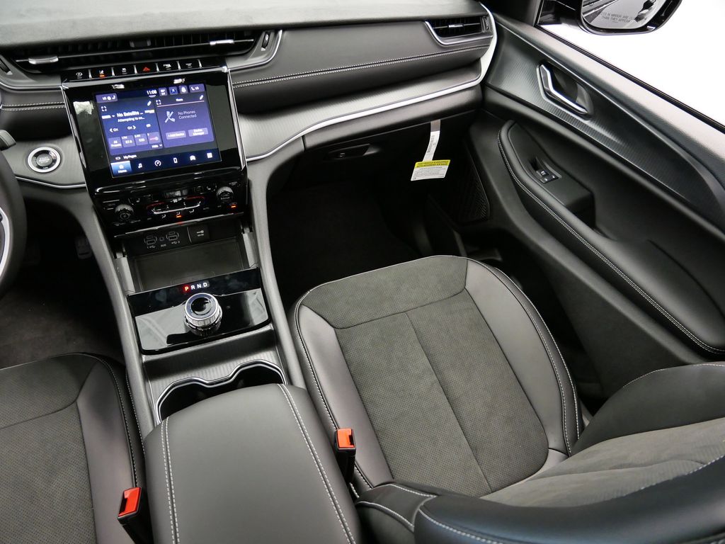 Thumbnail: 2025 Jeep Grand Cherokee L - 16