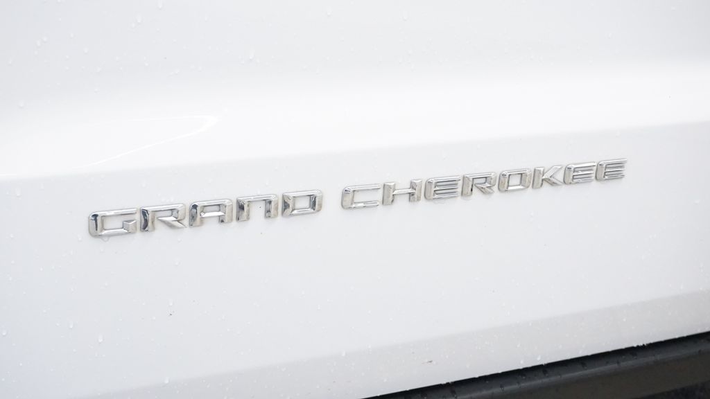 Thumbnail: 2015 Jeep Grand Cherokee - 11