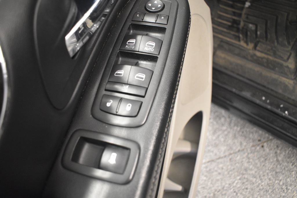 Thumbnail: 2014 Chrysler Town & Country - 30