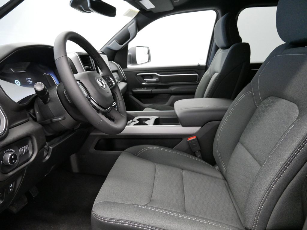 2025 RAM 1500 Big Horn 32