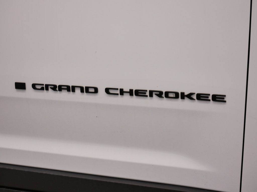 Thumbnail: 2022 Jeep Grand Cherokee L - 18