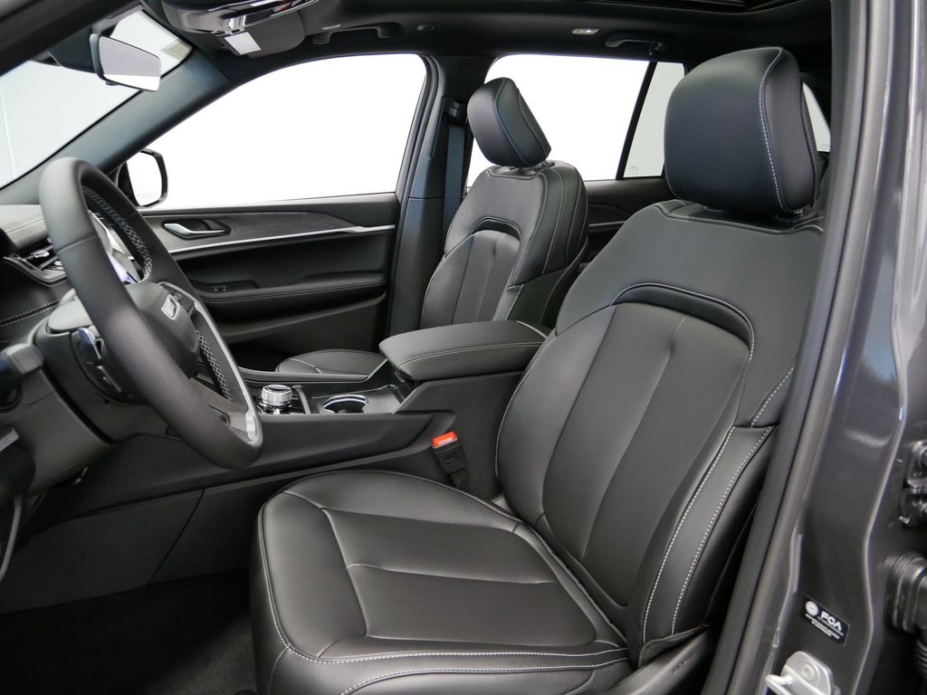 Thumbnail: 2025 Jeep Grand Cherokee - 3