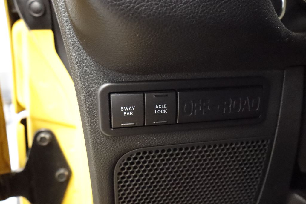 Thumbnail: 2015 Jeep Wrangler - 17