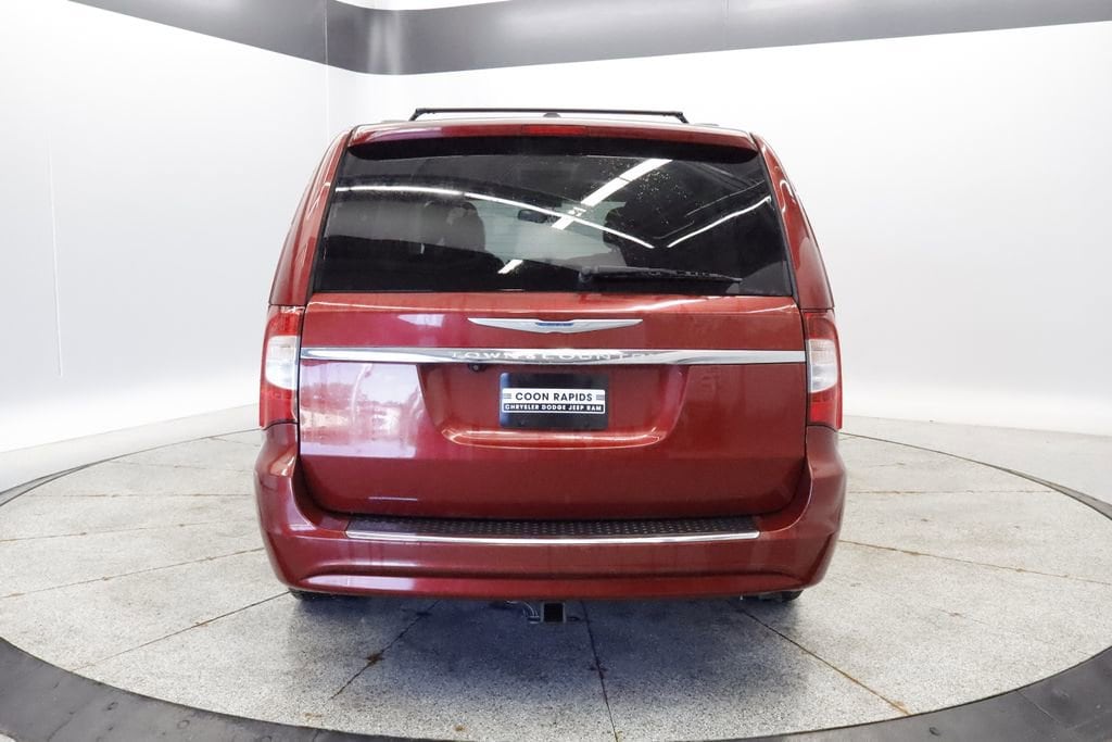 Thumbnail: 2016 Chrysler Town & Country - 3