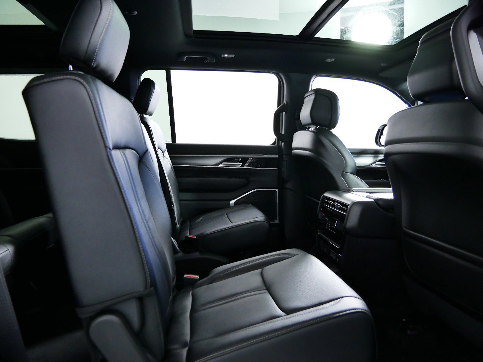 Thumbnail: 2024 Jeep Wagoneer - 22