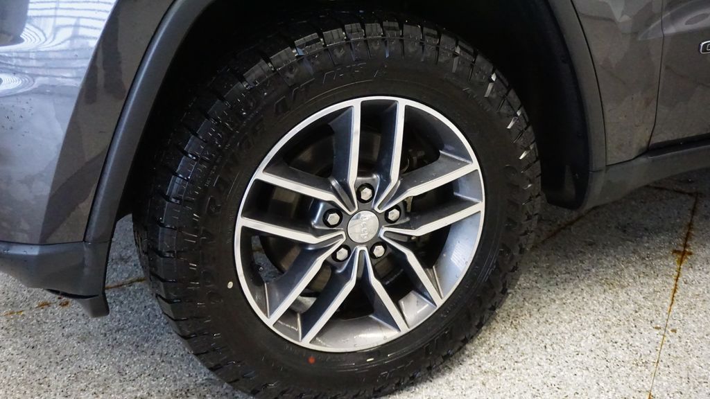 Thumbnail: 2017 Jeep Grand Cherokee - 13