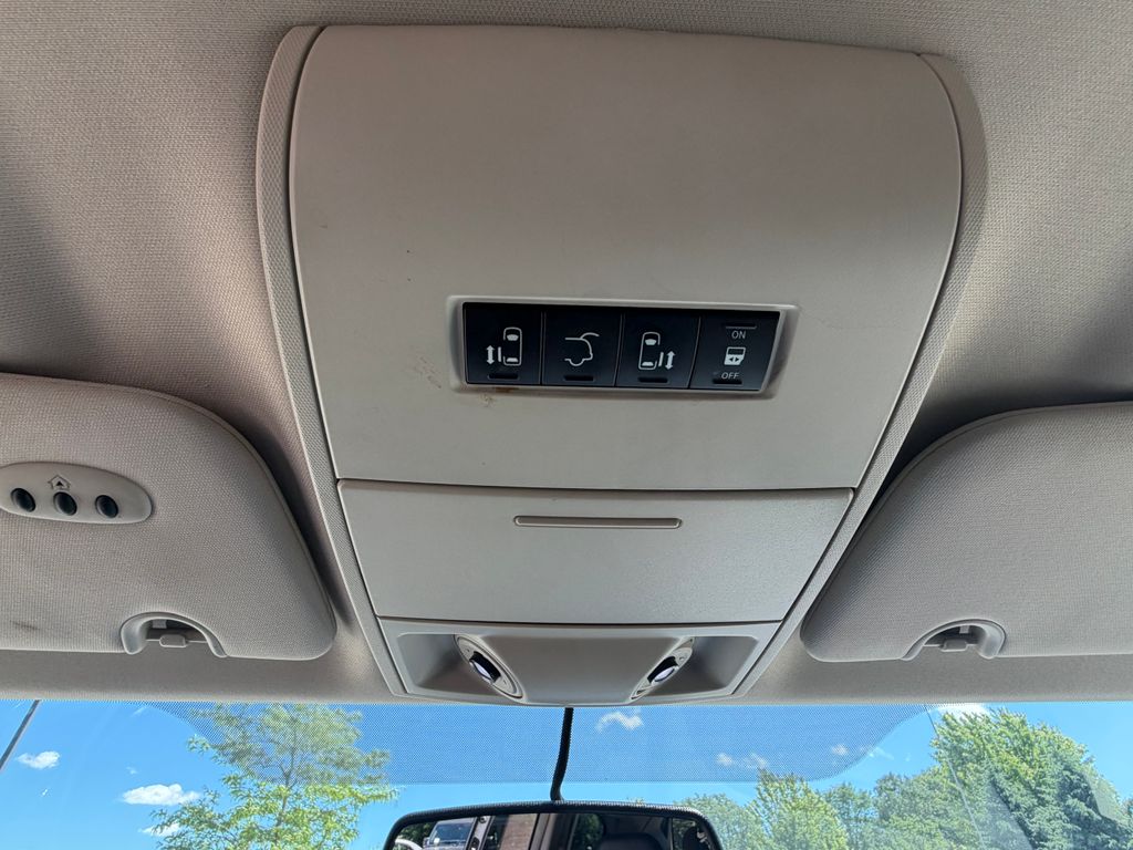 Thumbnail: 2012 Chrysler Town & Country - 17