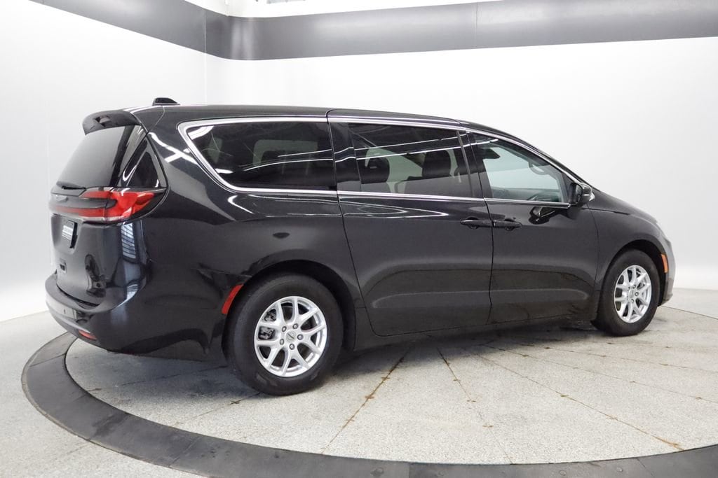 Thumbnail: 2023 Chrysler Pacifica - 6