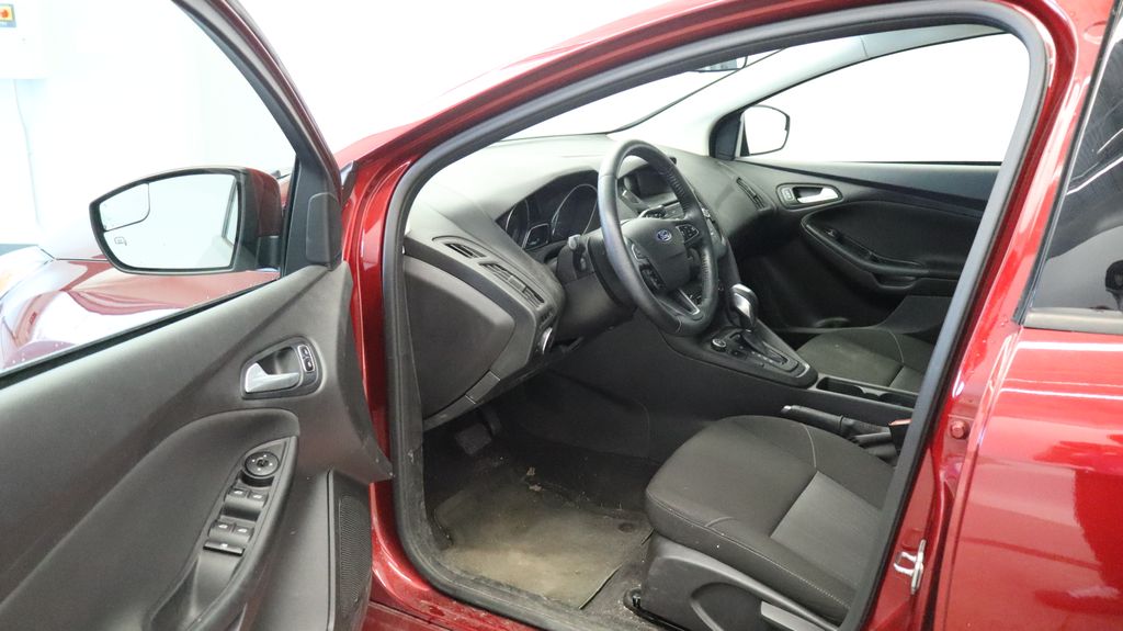 Thumbnail: 2015 Ford Focus - 18