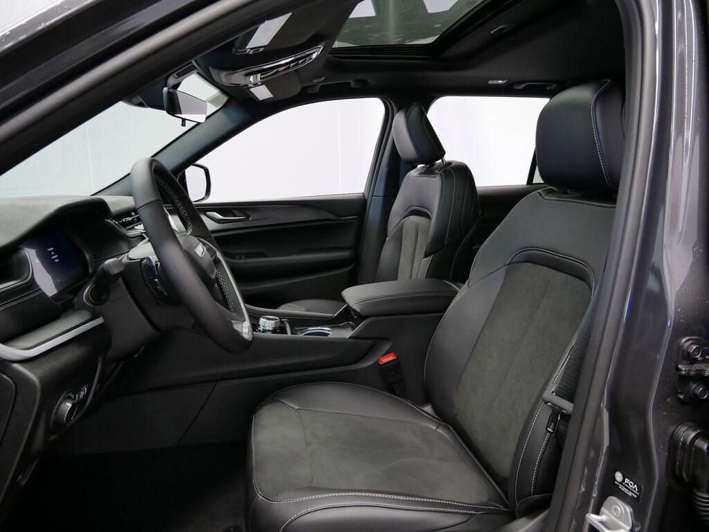 New 2025 Jeep Grand Cherokee Laredo SUV