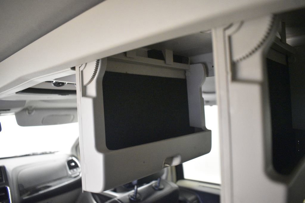 Thumbnail: 2014 Chrysler Town & Country - 26