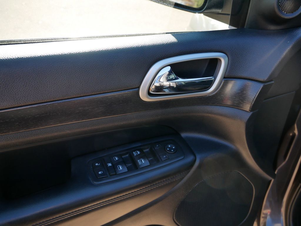 Thumbnail: 2017 Jeep Grand Cherokee - 21