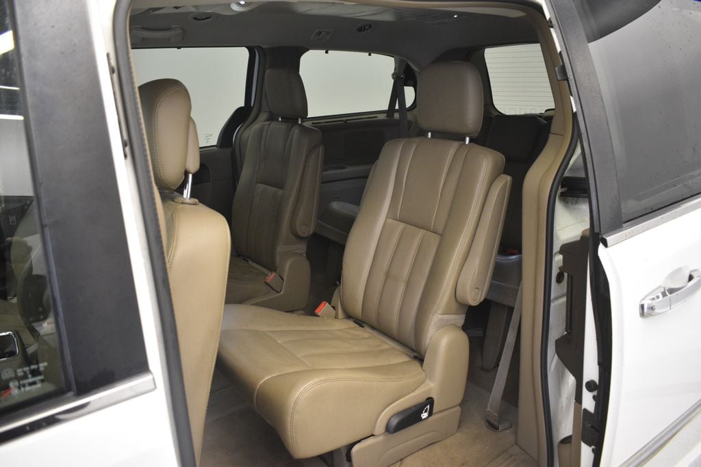 Thumbnail: 2015 Chrysler Town & Country - 25