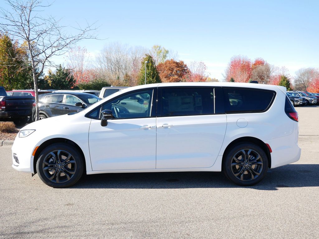 Thumbnail: 2026 Chrysler Pacifica - 17