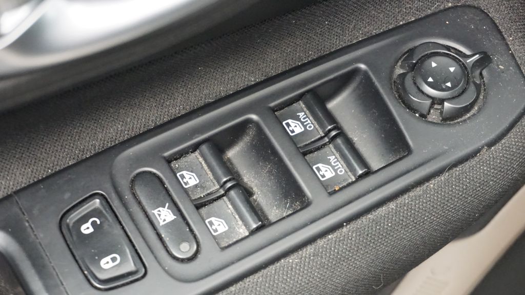 Thumbnail: 2017 Jeep Renegade - 29