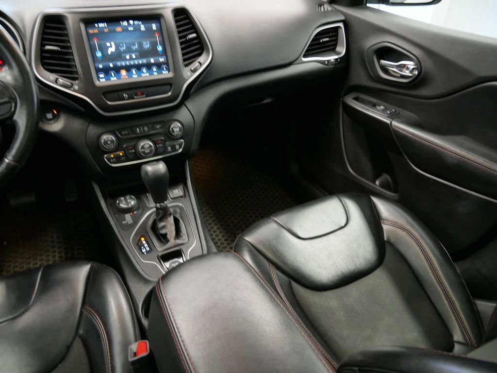 Thumbnail: 2019 Jeep Cherokee - 30