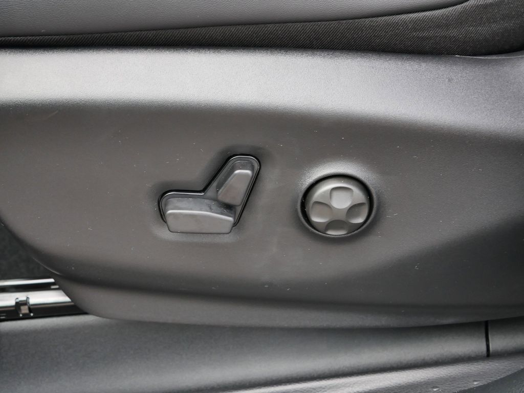 Thumbnail: 2026 Chrysler Pacifica - 6